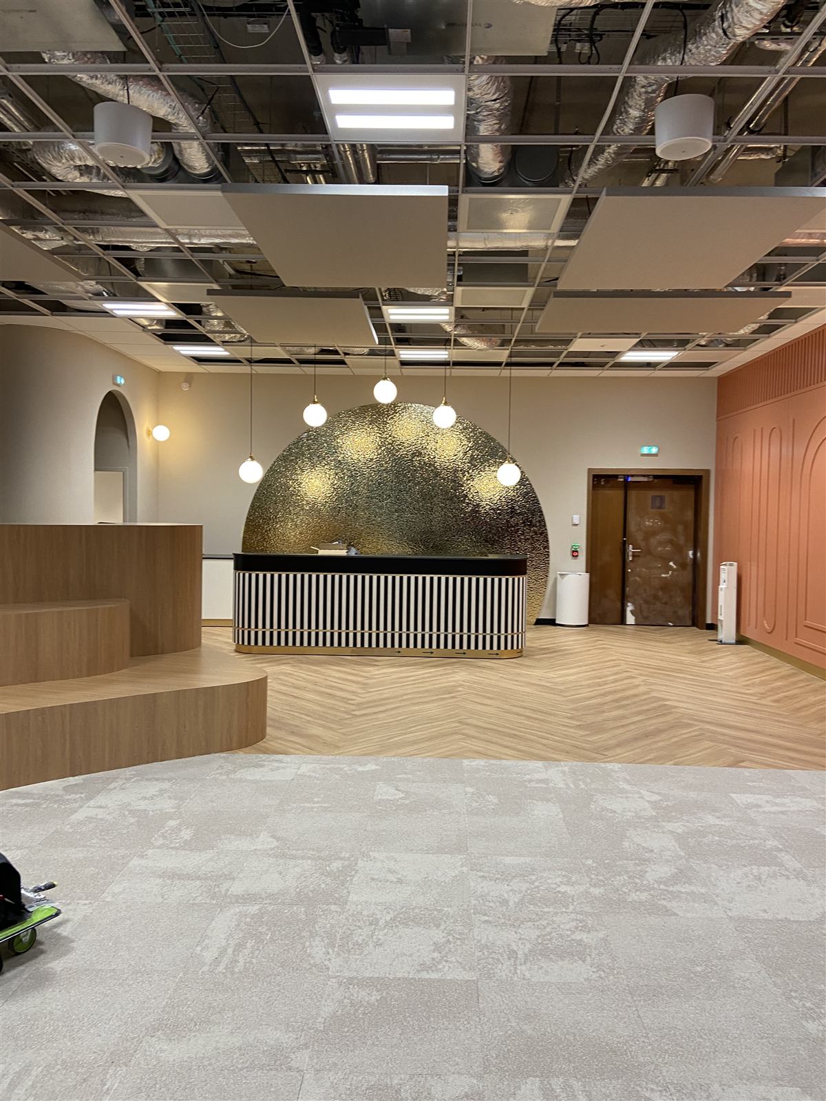 Accueil d'un immeuble de bureaux en fin de chantier