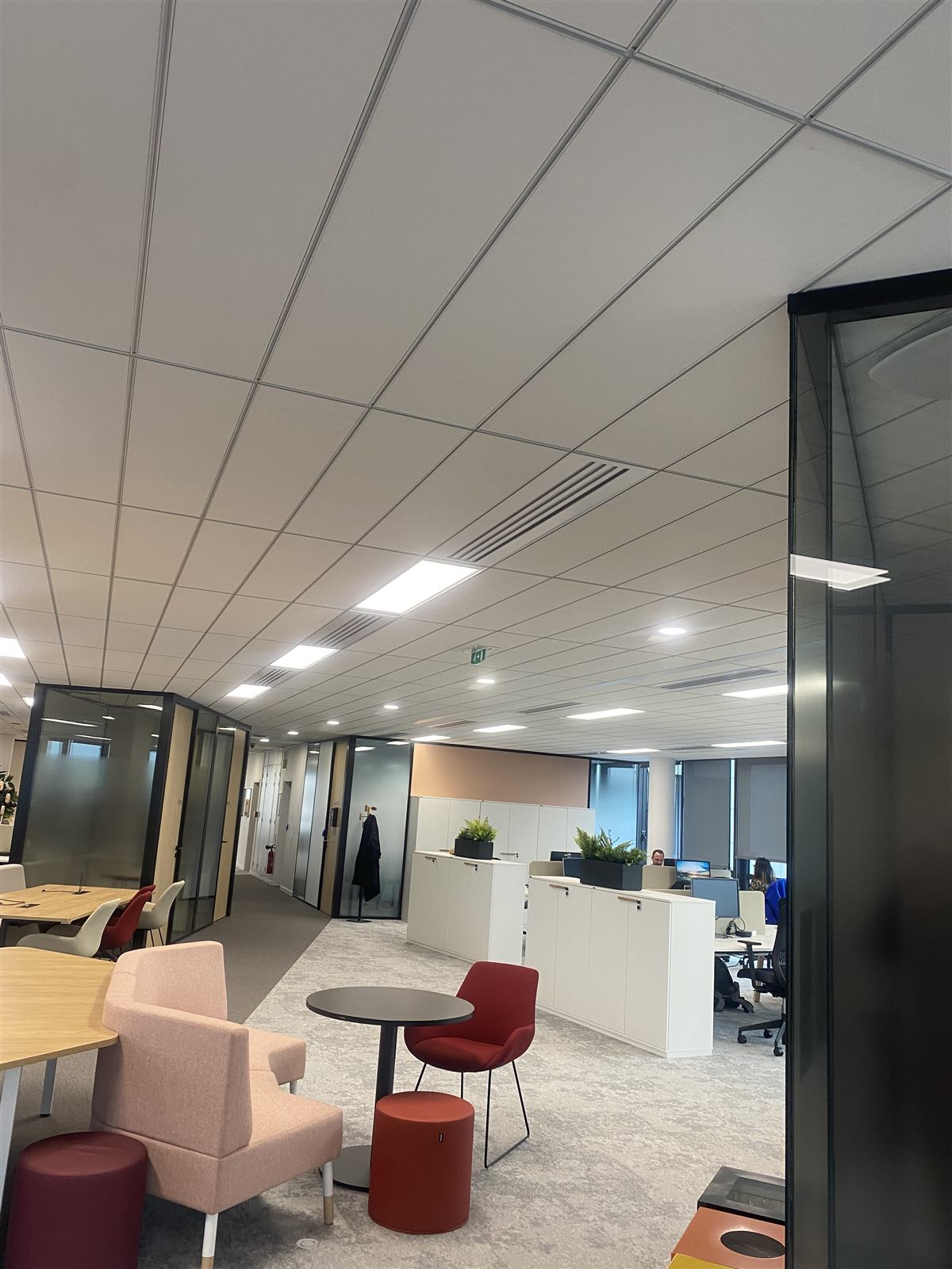 Plateau de bureaux tertiaires avec faux-plafond et éclairage LED