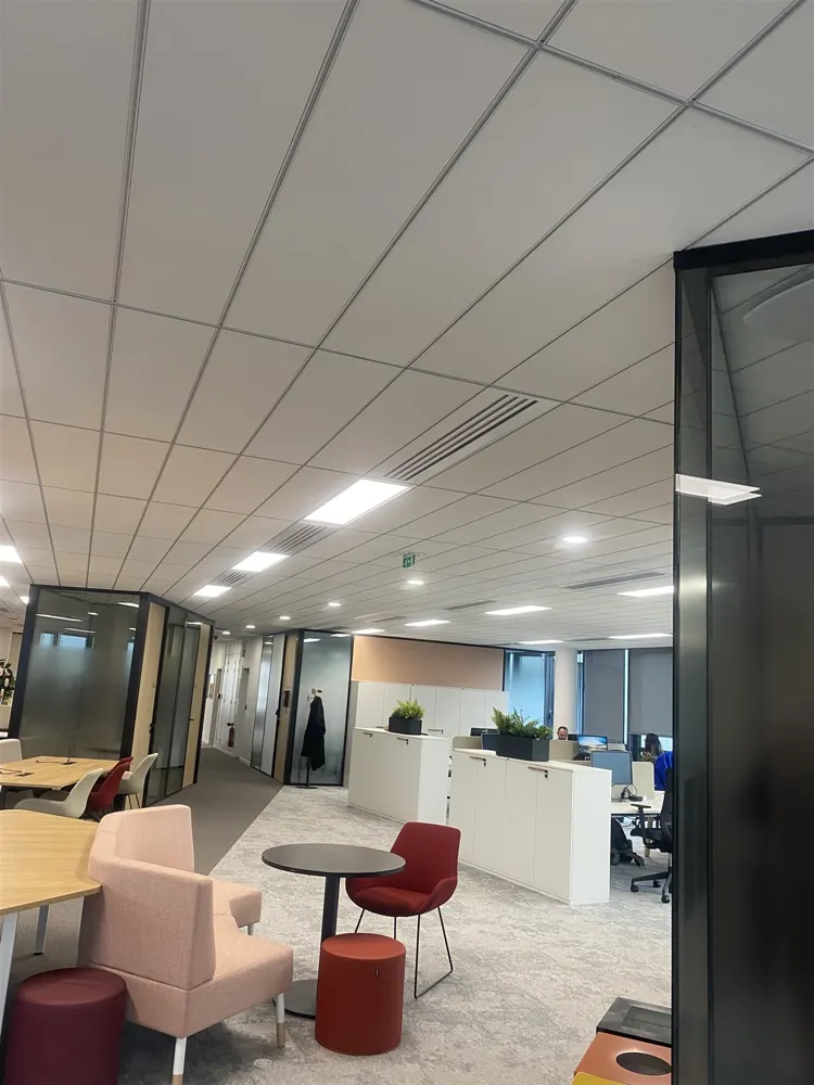 Plateau de bureaux tertiaires avec faux plafond et éclairage LED