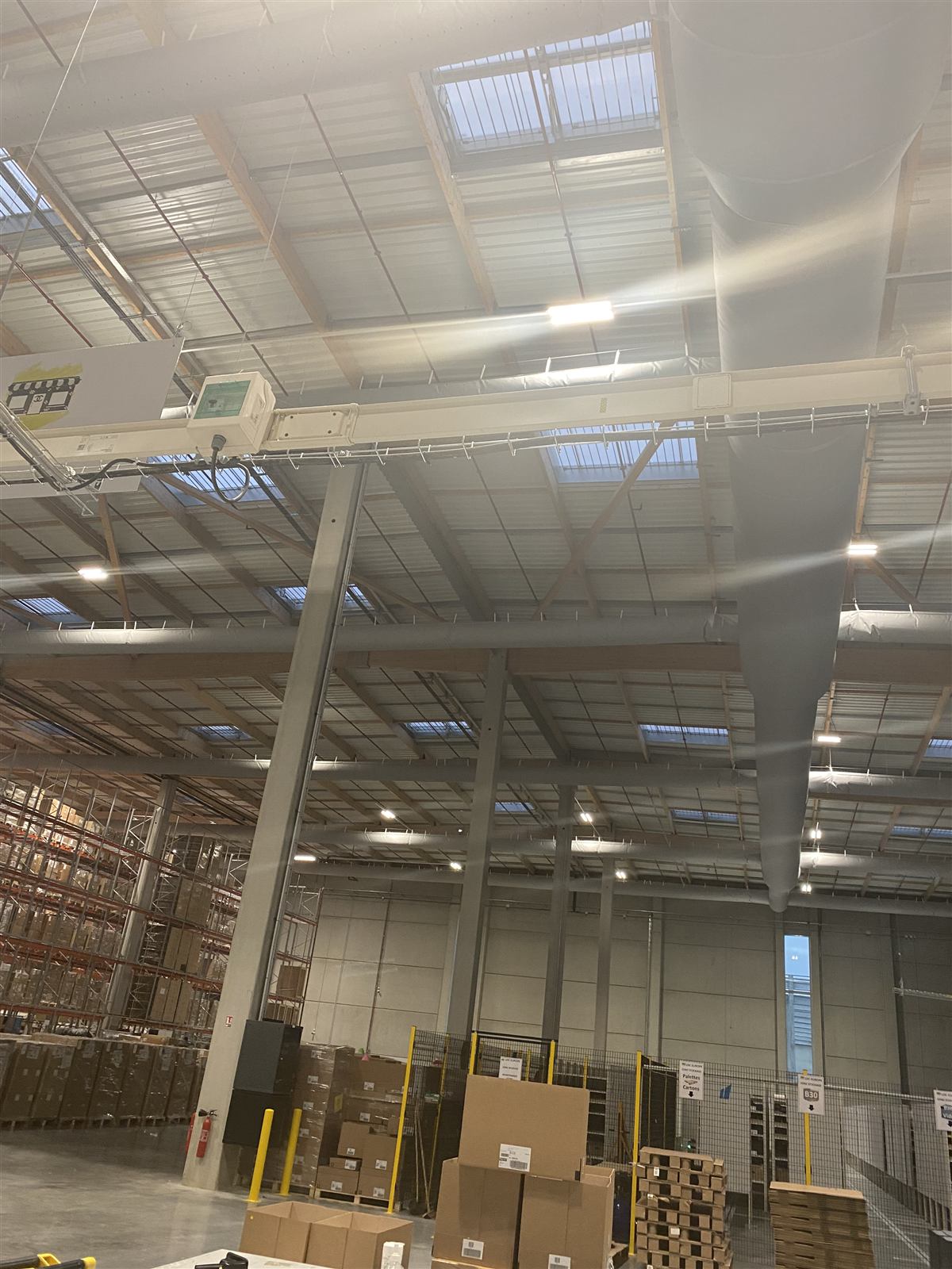 Charpente et éclairage LED en entrepôt logistique