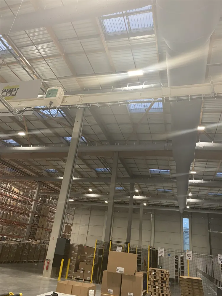 Charpente et éclairage LED en entrepôt logistique