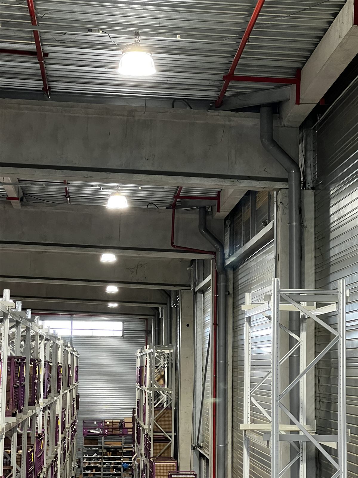 Réseau incendie et racks de stockage en entrepôt