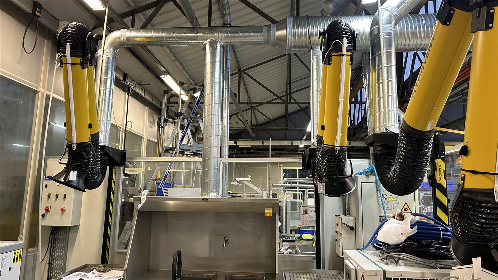 Bras d'extraction industrielle en atelier