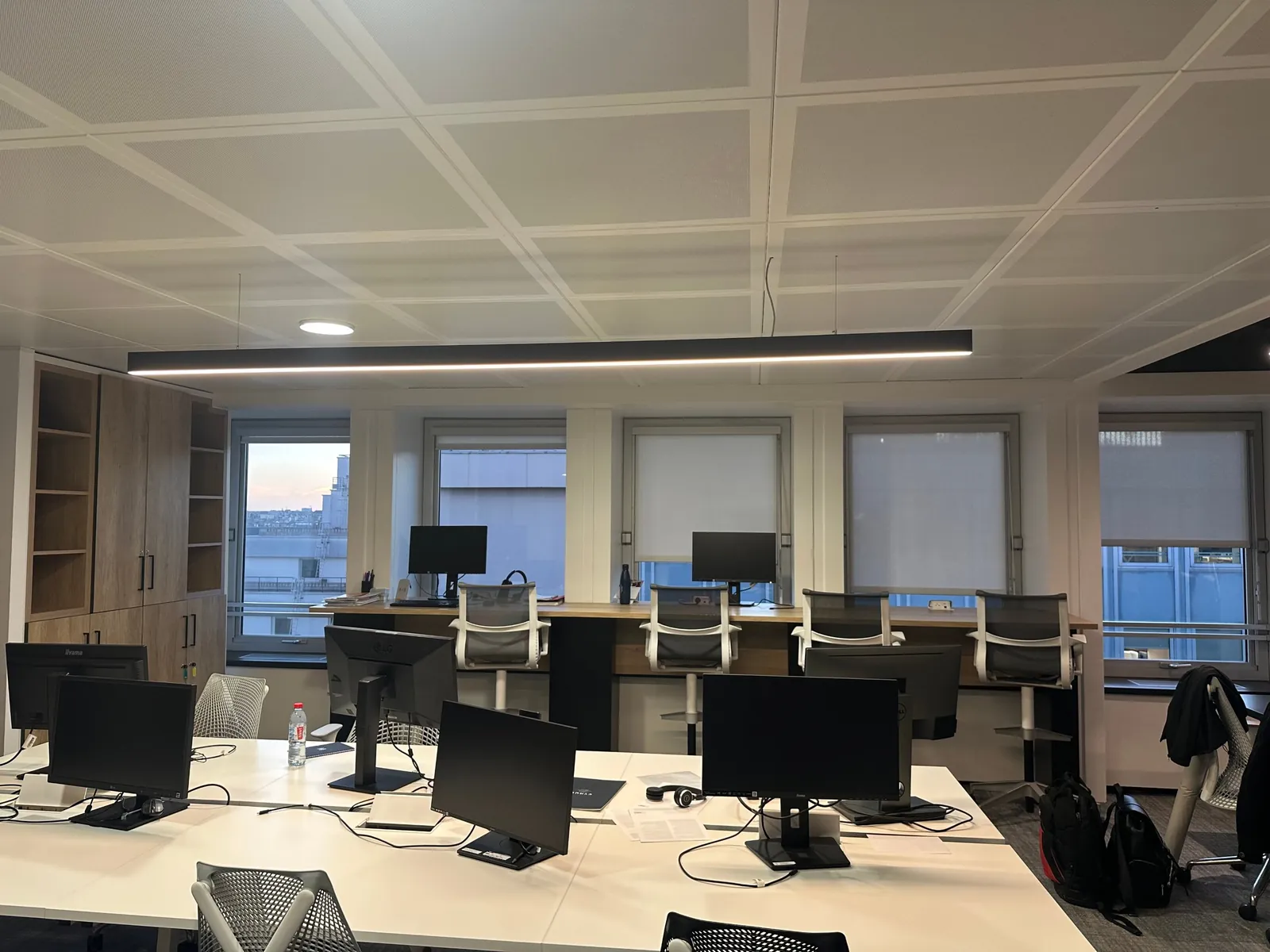 Plateau de bureaux avec suspension LED linéaire, luminaire encastré et faux plafond acoustique